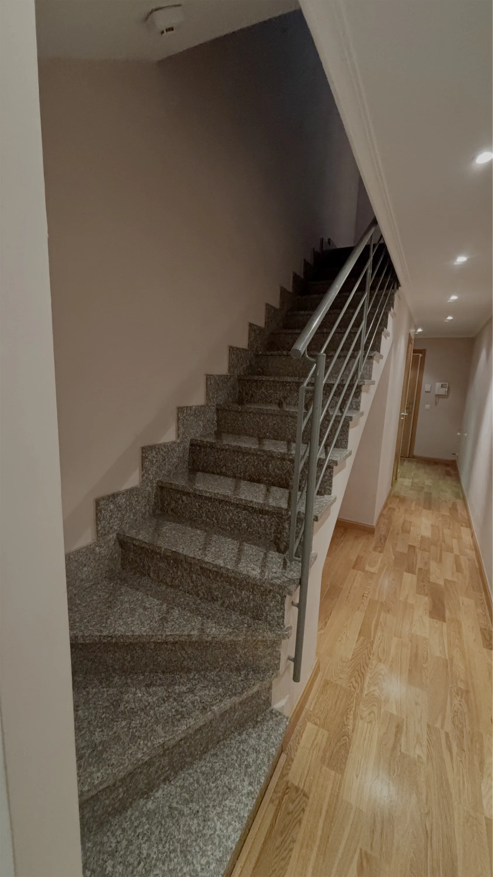 Estado inicial del inmueble — Escalera (tras la limpieza)
