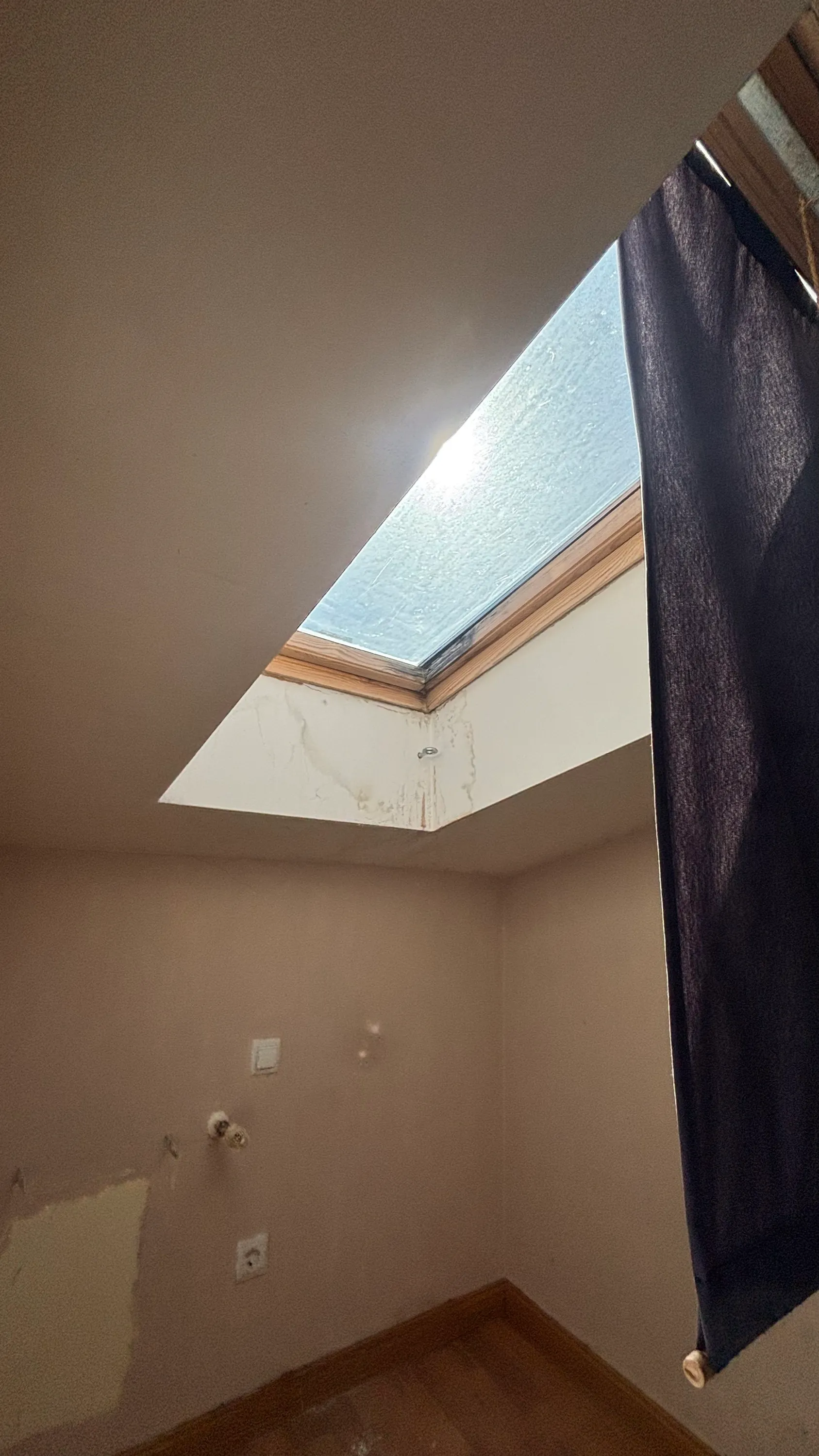 Estado inicial del inmueble — Dormitorio 2 / Velux (primera entrada)